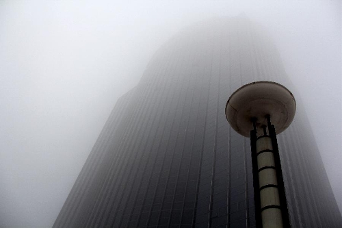 Photo taken on Jan. 22, 2013 shows a building in fog in Bazhou City, north China's Hebei Province, Jan. 22, 2013. (Xinhua/Wang Geming) 