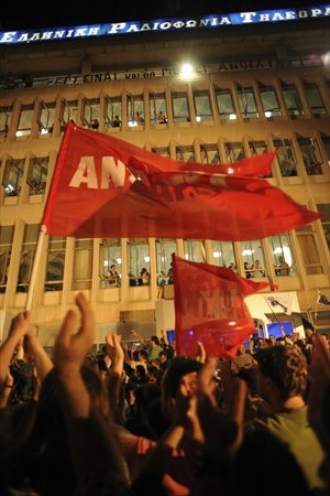 Shortly after the announcement the immediate closure of ERT on Tuesday, thousands rush to the main ERT headquarters in a northern Athens suburb to show their support. Photo: CFP