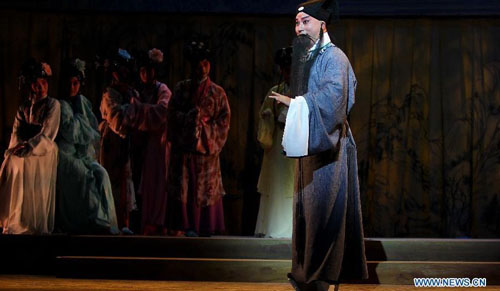 Actors perform to the media during a rehearsal for a special show of elderly and upright male characters in traditional Beijing Opera in Taipei, southeast China, June 14, 2012. The Beijing Opera troupe of Taiwan College of Performing Arts will hold the show from June 15 to 17 here. Photo: Xinhua