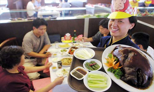 A platter of sauced pork, a particularly good source of fat, is served at a restaurant. Photo: CFP