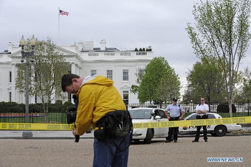 Police officers secure the White House in Washington D.C., capital of the United States, April 15, 2013. The White House increased security, and the Justice Department and FBI mobilized to fully investigate the explosions occurring near the Boston Marathon finish line today. (Xinhua/Zhang Jun)  