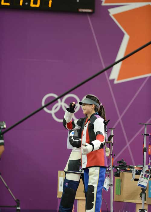 Yi Siling of China smiles after winnning in the Women's 10m Air Rifle Finals competition of the London 2012 Olympic Games at the Royal Artillery Barracks in London, Britain, on July 28, 2012. Photo: Xinhua