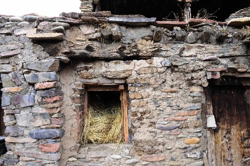 Photo taken on March 22, 2013 shows a stone house which is aged over 600 years in Yangda Village of Riwar Township in Suoxian County in the Nagqu Prefecture, southwest China's Tibet Autonomous Region. Three stone houses, each with the age exceeding more than 600 years, are preserved well in the village. (Xinhua/Liu Kun)  