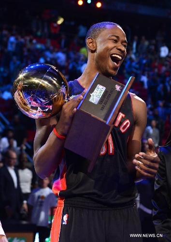 Terrence Ross of the Toronto Raptors holds his trophy to celebrate after winning the slam dunk contest part of 2013 NBA All-Star Weekend at the Toyota Center in Houston, the United States, Feb. 16, 2013. (Xinhua/Yang Lei) 