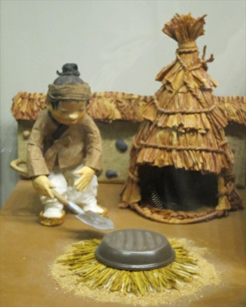 Clay dolls that shows Korean women preserving vegetable is on display at National Folk Museum of Korea in Seoul.