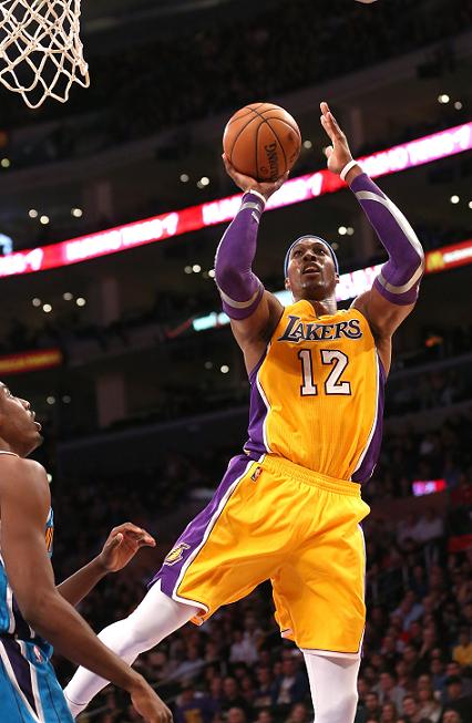 Dwight Howard (No.12) of the Los Angeles Lakers shoots against the New Orleans Hornets on Tuesday. Photo: CFP