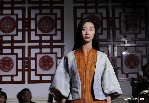 A model displays a creation by Chinese designer Chu Yan at Chinese Cultural Center in Paris, France, Feb. 25, 2013. (Xinhua/Gao Jing) 