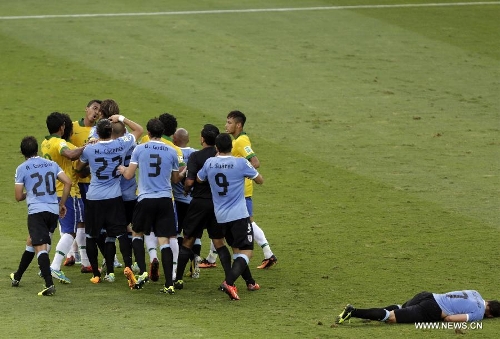 Players of Brazil and Uruguay react during the FIFA's Confederations Cup Brazil 2013 semifinal match, held at Mineirao Stadium, in Belo Horizonte, Minas Gerais state, Brazil, on June 26, 2013. (Xinhua/David de la Paz)