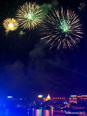 Fireworks are seen over the Liujiang River to celebrate the Chinese National Day holiday in Liuzhou, south China's Guangxi Zhuang Autonomous Region, October. 3, 2012. Photo: Xinhua