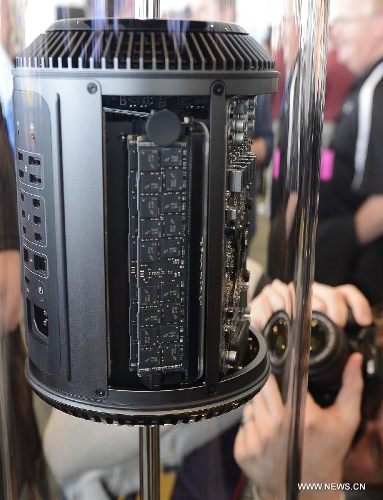 The new cylindrical Mac Pro is displayed at the Moscone Center during the 2013 Apple WWDC in San Francisco, California, the United States, on June 10, 2013. (Xinhua) 