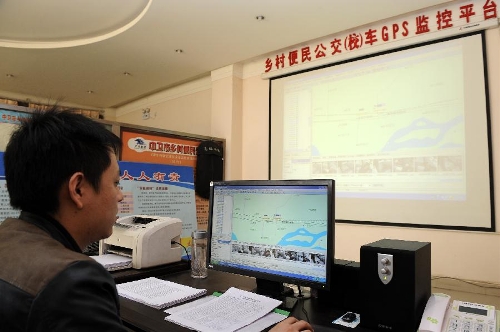 A working staff uses the GPS to monitor the situation of school buses in Zhongwei City, northwest China's Ningxia Hui Autonomous Region, March 29, 2013. (Xinhua/Li Ran)