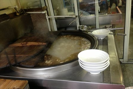 Many small eateries are dotted near the Pengpu Xincun Station. Photos: Yang Zhenqi/GT