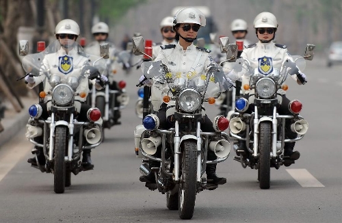 Traffic policewomen patrol on a street in Neijiang City, southwest China's Sichuan Province, April 2, 2013. Founded in April, 2011, the female detachment of local traffic police force includes 2 police officers and 28 auxiliary police officers, with an average age of 23. (Xinhua/Xue Yubin) 