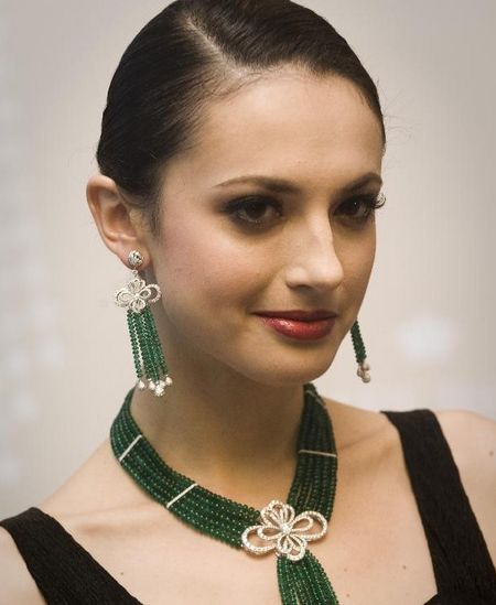 A model presents jewelries by the Emperor Watch and Jewellery in Hong Kong, South China, October 30, 2012. Photo: Xinhua