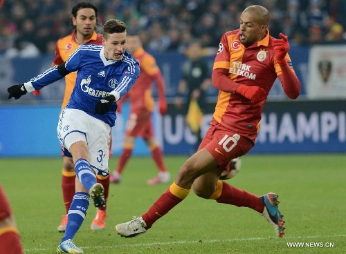 Julian Draxler (L) of FC Schalke 04 scores during the UEFA Champions League eighth-final match at Veltins Arena in Gelsenkirchen, west Germany, March 12, 2013. Galatasaray won 3-2 and entered the quarterfinal. (Xinhua/Ma Ning) 