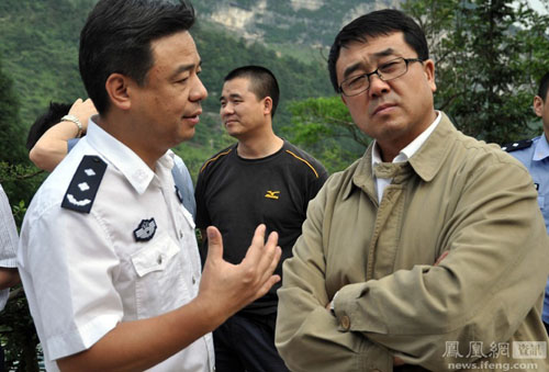 File photo: Wang Lijun (R), then chief of the Chongqing Public Security Bureau, discusses rescue work with Peng Changjian, former deputy director of Chongqing Public Security Bureau on June 6, 2009. Photo: news.ifeng.com