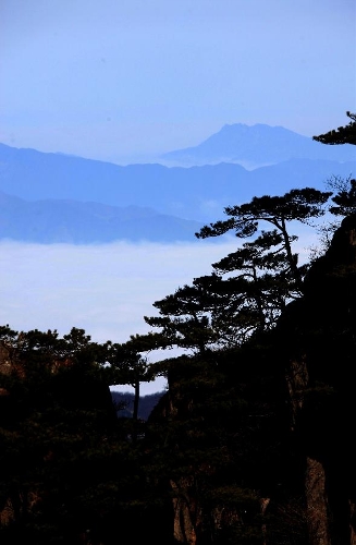 Photo taken on Feb. 16, 2013 shows the sea of clouds at the Huangshan Mountain scenic spot in Huangshan City, east China's Anhui Province. (Xinhua/Shi Guangde) 