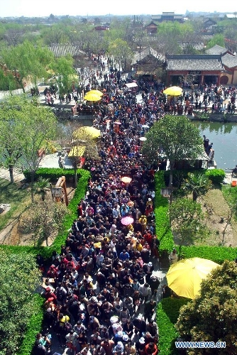  Tourists visit a scenic spot in Kaifeng, central China's Henan Province, April 6, 2013. Many scenic spots around Kaifeng were overcrowded by visitors who came to enjoy leisure time during the Qingming Festival holiday. (Xinhua/Wang Song)  