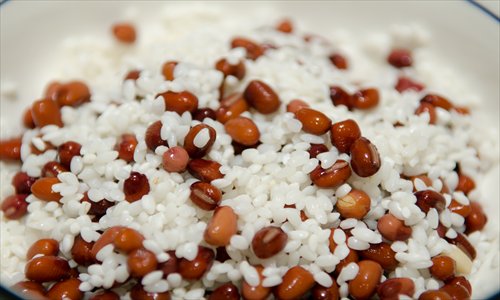 Steamed glutinous rice with small red beans
Photo: CFP