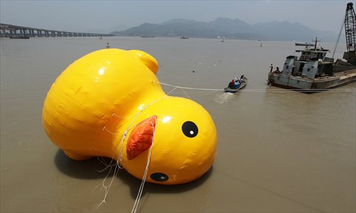 A copycat of Dutch designer Florentijn Hofman's giant yellow duck was placed along a river in Wenzhou, Zhejiang Province on Monday. But it could not be set right and kept 