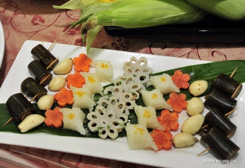 Photo taken on Jan. 23, 2013 shows a creative dish in Taipei, southeast China's Taiwan. Dieticians from Taiwan University Hospital created ten dishes mostly made from vegetables and fruits, promoting a healthy dinner in the coming Spring Festival. (Xinhua/Wu Ching-teng)