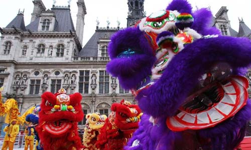 People perform dragon dance celebrating the Chinese Lunar New Year in front of the City Hall of Paris, France, Feb. 10, 2013. Chinese overseas in France organized performances here on Sunday as part of the celebrations of the Chinese Lunar New Year of Snake. Photo: Xinhua
