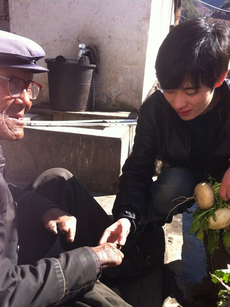 Liu Siyu talks with a leprosy sufferer in Qianjin village, Yunnan Province, on January 7, 2012. Photo: Courtesy of Liu Siyu 