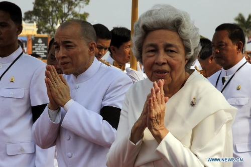 Cambodian Queen Mother Norodom Monineath (R) and her son King Norodom Sihamoni (2nd L) greet mourners during the funeral procession of the late King Father Norodom Sihanouk in Phnom Penh, Cambodia, Feb. 1, 2013. The body of late King Father Norodom Sihanouk was carried from the Palace in a procession to a custom-built crematorium at the Veal Preah Meru Square next to the Palace on Friday. The body will be kept for another three days and then will be cremated on Feb. 4. (Xinhua/Phearum)