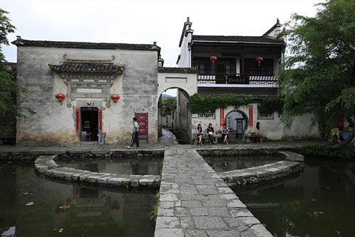 Hongcun village is located in Yixian county at the foot of the southwestern slope of Huangshan Mountain, Anhui Province. With morning mist, stone bridges, white walls, water lily ponds and hills, it has been described as a village out of a traditional Chinese ink painting. Besides halls, pavilions and temples, the village consists of 160 ancient residences. These architectures, with fantastic stone carvings, were built during the Ming and Qing dynasties and widely regarded as the best historic sites throughout China. Photo: China.org.cn