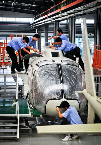 Workers assemble an Airbus A320 passenger plane in a general factory in north China's Tianjin Municipality, September 25, 2012. Tianjin is shaping its aviation and aerospace industry based on the making of aircrafts, large rockets, satellites and space labs. The total output value of the city's aviation and aerospace industry reached 22.77 billion yuan ($3.6 billion) in 2011, growing 33.8 percent on a year-on-year basis. Photo: Xinhua