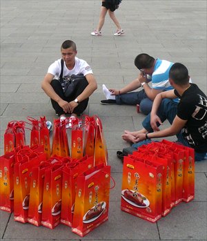 Three young men with bags of vacuum-sealed Beijing duck, considered a lovely souvenir. Photo: CFP