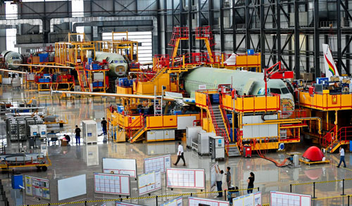 Workers assemble Airbus A320 passenger planes in a general factory in north China's Tianjin Municipality, September 25, 2012. Tianjin is shaping its aviation and aerospace industry based on the making of aircrafts, large rockets, satellites and space labs. The total output value of the city's aviation and aerospace industry reached 22.77 billion yuan ($3.6 billion) in 2011, growing 33.8 percent on a year-on-year basis. Photo: Xinhua