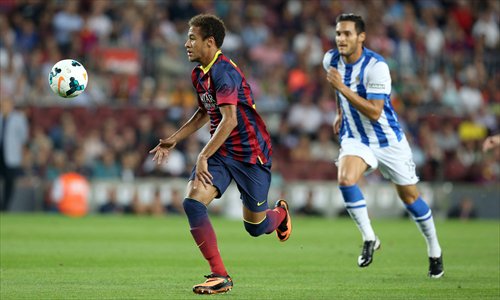 Barcelona's Brazilian forward Neymar (left) competes for the ball in the match against Real Sociedad on Tuesday. Photo: IC