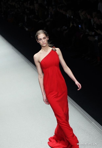 A model presents a creation by designer Shiatzy Chen from China's Taiwan as part of her Fall-Winter 2013/2014 women's ready-to-wear fashion collection during Paris Fashion Week, in Paris, France, March 5, 2013. (Xinhua/Gao Jing) 