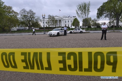 Police officers secure the White House in Washington D.C., capital of the United States, April 15, 2013. The White House increased security, and the Justice Department and FBI mobilized to fully investigate the explosions occurring near the Boston Marathon finish line today. (Xinhua/Zhang Jun) 