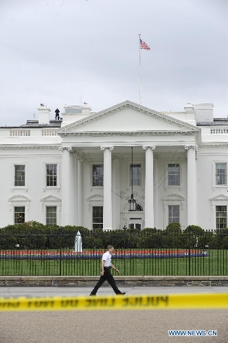 A police officer secures the White House in Washington D.C., capital of the United States, April 15, 2013. The White House increased security, and the Justice Department and FBI mobilized to fully investigate the explosions occurring near the Boston Marathon finish line today. (Xinhua/Zhang Jun) 