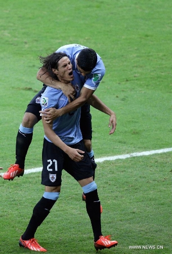 Uruguay's Edinson Cavani (Front) celebrates after scoring with his teammate Luis Suarez (Back), during the FIFA's Confederations Cup Brazil 2013 semifinal match against Brazil, held at Mineirao Stadium, in Belo Horizonte, Minas Gerais state, Brazil, on June 26, 2013. (Xinhua/David de la Paz)