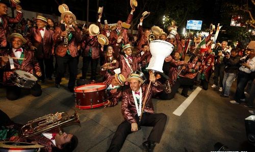 Performers participate in a celebration parade marking the opening of Shanghai Tourism Festival 2012, in East China's Shanghai, September 15, 2012. A total of 21 floats and 30 performing teams participated in the parade here on Saturday. Photo: Xinhua
