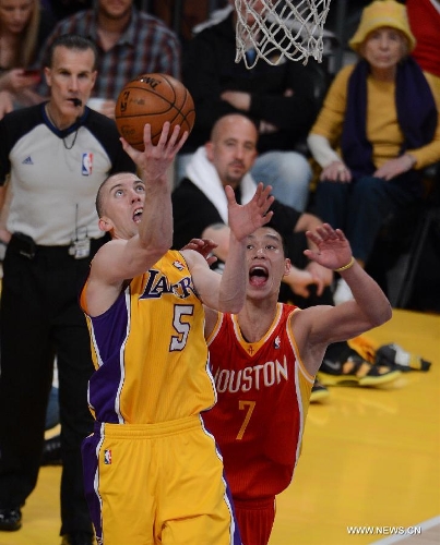 Steve Blake (Front) of Los Angeles Lakers goes to basket during the NBA game against Houston Rockets in Los Angeles, on April 17, 2013. The Lakers won 99-95. (Xinhua/Yang Lei) 
