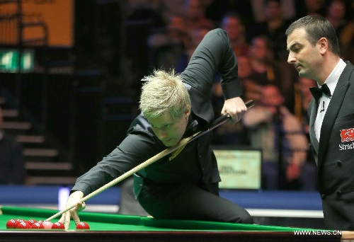 Neil Robertson (L) of Australia competes during the Masters Snooker final against England's Mark Selby in London, Britain, Jan. 20, 2013. (Xinhua/Yin Gang) 