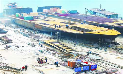 Workers build ships in a shipyard in Yichang, Central China's Hubei Province. Photo: CFP