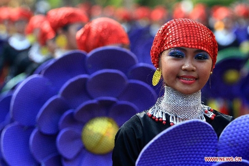 Street dancers perform during the Aliwan Festival in Manila, the Philippines, April 13, 2013. More than 5,000 participants from all over the Philippines took part in the annual event. (Xinhua/Rouelle Umali)