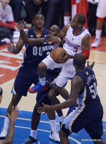Los Angeles Clippers' Chris Paul (2nd, R) drives to the basket during Game 5 of the Western Conference Quarterfinals of the 2013 NBA Playoffs against Memphis Grizzlies in Los Angeles, the United States, April 30, 2013. Grizzlies beat Clippers 103-93 to take a 3-2 lead in their series Tuesday. (Xinhua/Yang Lei) 