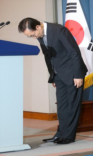 South Korean President Lee Myung-bak bows to make an apology to the nation at the presidential Blue House in Seoul on Tuesday. Photo: AFP 