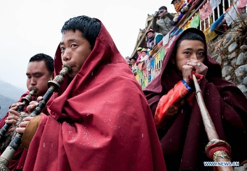 People of the Tibetan ethnic group perform at the Shangjiu Festival in Baoxing County, southwest China's Sichuan Province, Feb. 18, 2013. The residents of Tibetan ethnic group in Baoxing on Monday celebrated the annual Shangjiu Festival, which means the 9th day of Chinese Lunar New Year, to express the respect to the heaven. (Xinhua/Jiang Hongjing)  