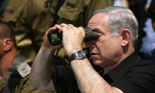 Israel's Prime Minister Benjamin Netanyahu watches a military training secession of Israeli elite unit Golani Brigade in the center of the Golan Heights, near the Israel-Syrian border, on Wednesday. Photo: CFP