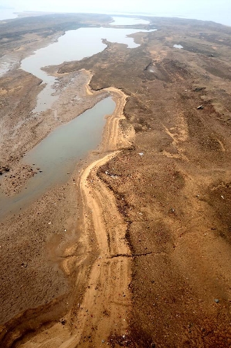 Sandbars of the Ganjiang River are seen after its water level dropped, in Nanchang, capital of east China's Jiangxi Province, Jan. 13, 2013. As the winter comes, major river basins in Jiangxi Province face the dry season. (Xinhua/Zhou Ke) 