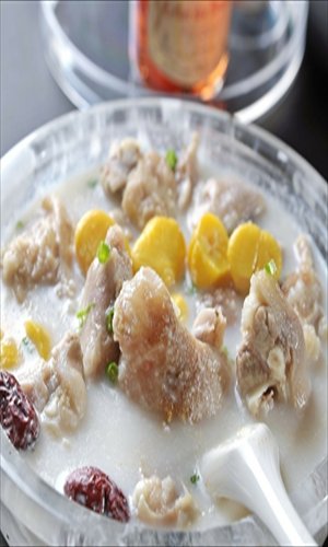 Pork rib soup with chestnuts in it Photo: nipic.com