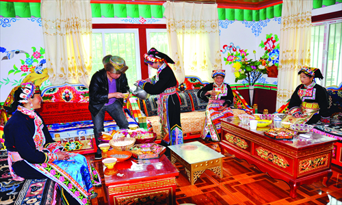 Hostesses from a Tibetan family welcome a visitor to their home. Photo: Courtesy of the publicity bureau of the  Aba Tibetan and Qiang Autonomous Prefecture