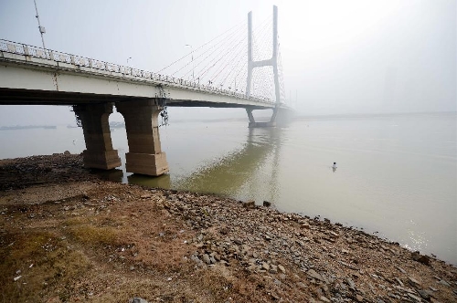 Photo taken on Jan. 13, 2013 shows piers of the Bayi Bridge after the Ganjiang River's water level dropped, in Nanchang, capital of east China's Jiangxi Province. As the winter comes, major river basins in Jiangxi Province face the dry season. (Xinhua/Zhou Ke) 